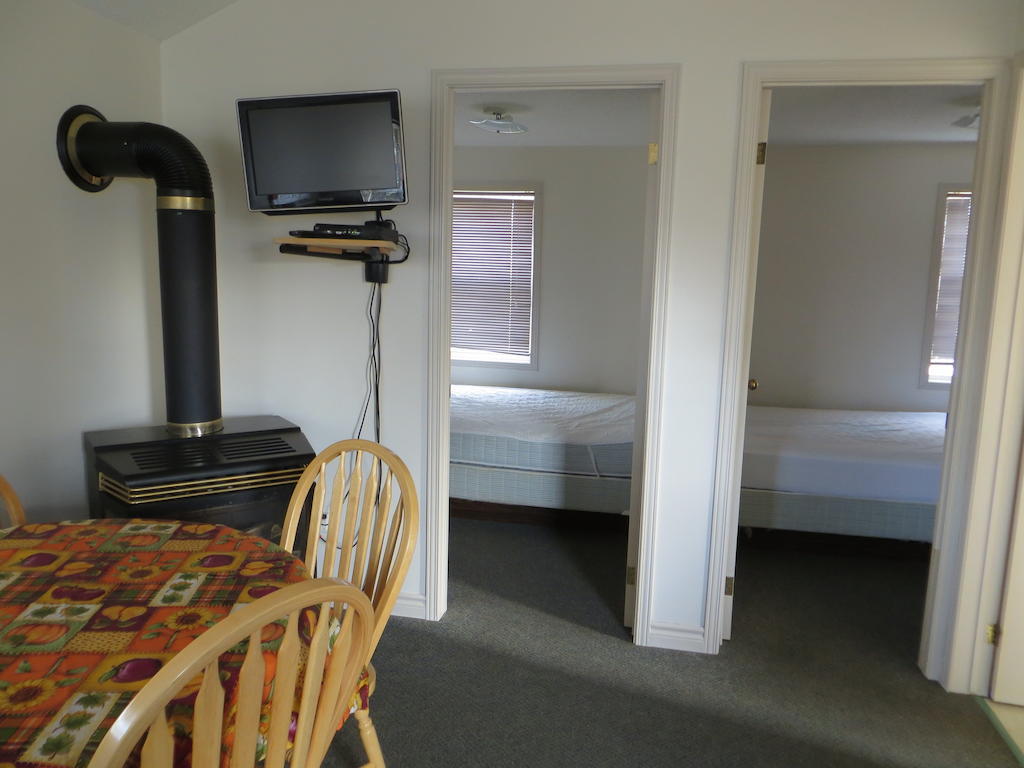 Halls Cottages Honey Harbor Habitación foto